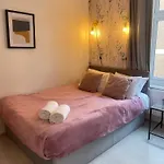 Lovely 2 Bed Flat 2 Floor Miles